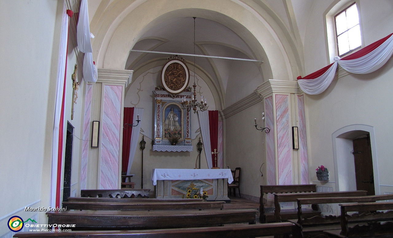 30 L'interno della chiesa di Sussia....JPG